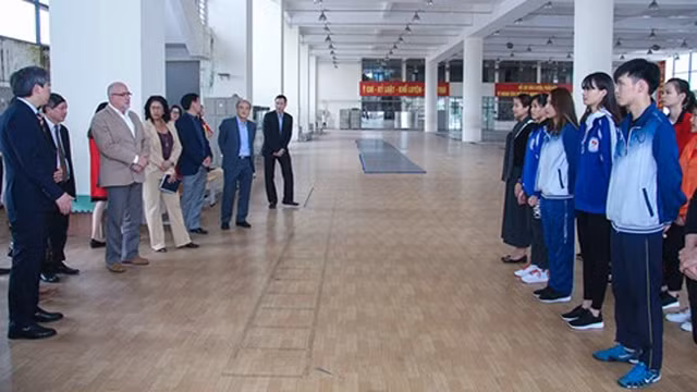 La délégation de l’Institut national du sport, de l’éducation physique et des loisirs de Cuba en visite du Centre national d’entraînement du sport à Hanoi, le 7 avril à Hanoi. Photo : qdnd.vn.