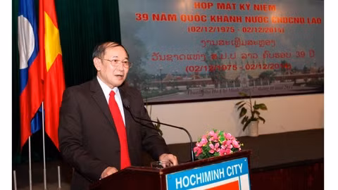 Le consul général du Laos à HCM-Ville, Southideth Phommalat, s'exprime lors de la rencontre avec la délégation de haut niveau de HCM-Ville. Photo: VNA.