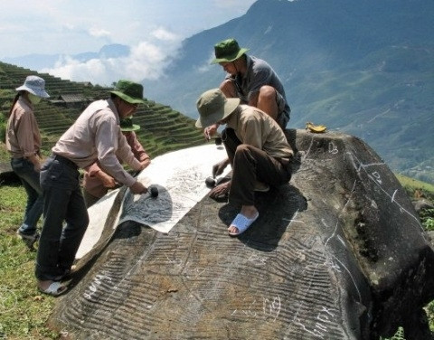 Les rochers dans les champs en terrasse et au sommet d'une montagne. Photo: Ngoc Thanh.