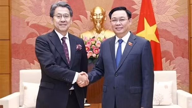 Le Président de l’AN du Vietnam, Vuong Dinh Huê (à droite), et le président du Conseil d’administration de la JBIC, Maeda Tadashi. Photo : VNA.