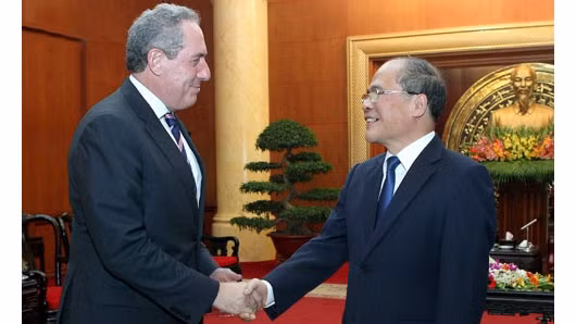 Le Président de l’AN Nguyên Sinh Hùng reçoit le représentant américain au commerce, Michael Froman. Photo: VOV. 