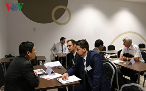 Rencontre entre représentants de certaines entreprises vietnamo-slovaques dans le cadre du forum des entreprises organisé en marge de la 2e session du Comité intergouvernemental Vietnam-Slovaquie sur la coopération économique. Photo : VOV.