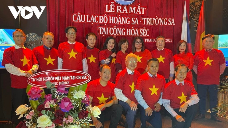 Lors de la cérémonie de création du club Hoang Sa — Truong Sa en République tchèque. Photo: VOV