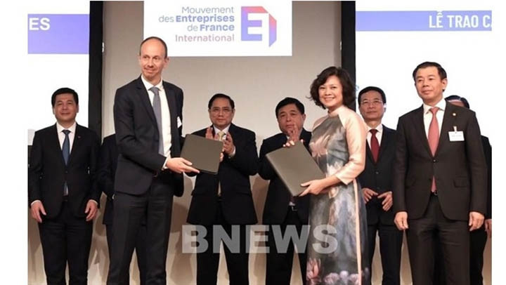 La cérémonie de signature a eu lieu en présence du Premier ministre Pham Minh Chinh, en visite officielle en France. Photo : VNA