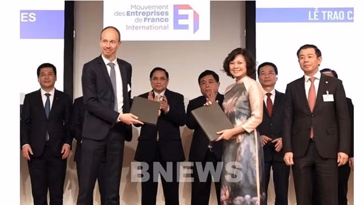 La cérémonie de signature a eu lieu en présence du Premier ministre Pham Minh Chinh, en visite officielle en France. Photo : VNA