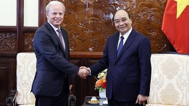 Le président Nguyên Xuân Phuc (à droite) serre la main du directeur général des opérations de la BM Axel van Trotsenburg, à Hanoi, le 19 juillet. Photo : VNA