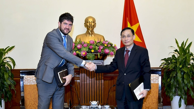Le vice-ministre des AE Lê Hoài Trung (à droite) et Michael Croft, représentant en chef du Bureau de l'UNESCO au Vietnam, le 22 octobre à Hanoi. Photo :baoquocte.vn.
