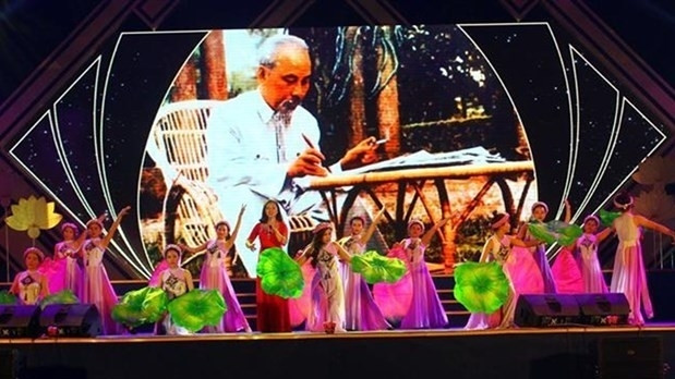 Un numéro artistique lors de la Fête du village de Sen 2019. Photo : VNA.