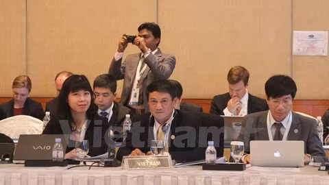 Le vice-ministre de l’Information et de la Communication, Pham Hông Hai (au centre) participe à la 10 e Conférence des ministres de l’Information et de la Communication de l'APEC. Photo: VNA.