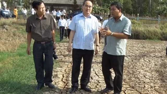Le Président du CC du FPV s’est rendu aux familles méritantes et aux victime de la sécheresse à Trà Vinh. Photo: NDEL
