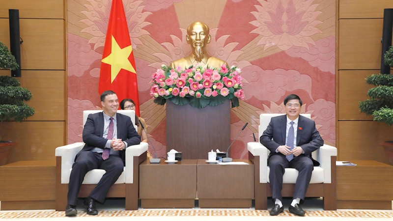 Le vice-président de la Commission des Sciences, de la Technologie et de l’Environnement et président du Groupe parlementaire d’amitié Vietnam-Israël, Nguyen Tuan Anh, reçoit l’ambassadeur d’Israël au Vietnam, Nadav Eshcar. Photo : daibieunhandan.vn