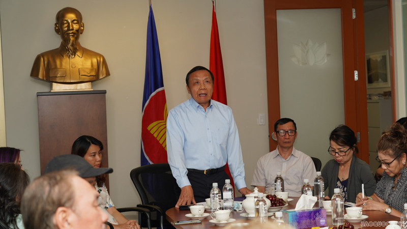 Les rencontres régulières entre le Consulat général du Vietnam à Vancouver et la communauté vietnamienne y résidant aident à renforcer la compréhension et à résoudre en temps opportun des difficultés des Vietnamiens expatriés. Photo : Baoquocte.