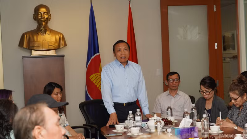 Les rencontres régulières entre le Consulat général du Vietnam à Vancouver et la communauté vietnamienne y résidant aident à renforcer la compréhension et à résoudre en temps opportun des difficultés des Vietnamiens expatriés. Photo : Baoquocte.