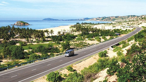Les routes côtières du Vietnam sont d’excellentes pistes cyclables. Photo : baodautu.vn.