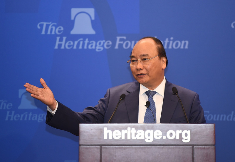 Le PM vietnamien, Nguyên Xuân Phuc (à droite), prononce un discours à la Fondation Heritage. Photo: VGP.