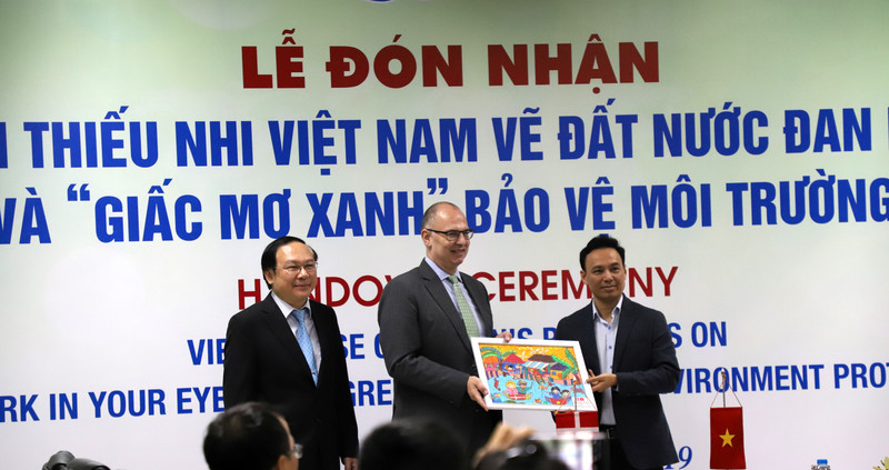 Cérémonie de remise des dessins à l’Hôpital central de pédiatrie, le 10 mai à Hanoï. Photo : Linh Hoàng/NDEL.