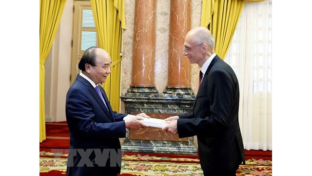 Le Président du Vietnam, Nguyên Xuân Phuc (à gauche) et l’ambassadeur de Croatie, Ivan Velimir Starcevic. Photo : VNA.