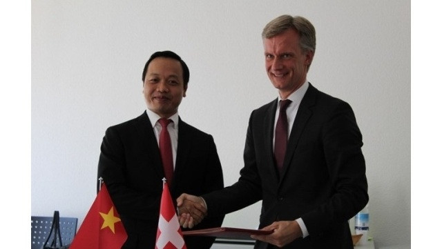 Le vice-ministre Trân Tiên Dung (à gauche) et son homologue Michael Scholl. Photo: VNA.