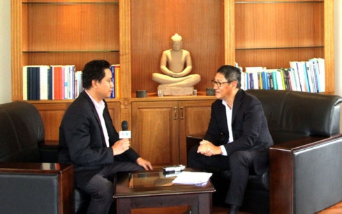 Le secrétaire général du CDC Cheanda Sophea (droite) lors d'un interview. Photo: VOV.