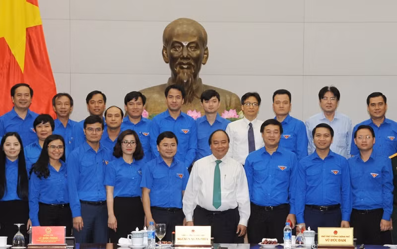 Le Premier ministre Nguyen Xuan Phuc et des cadres de l'Union de la jeunesse communiste Ho Chi Minh. Photo : Trân Hai/NDEL.