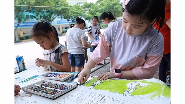 Les enfants participent au concours en ligne « Danemark dans mes yeux 2019». Photo : thoidai.com.vn/