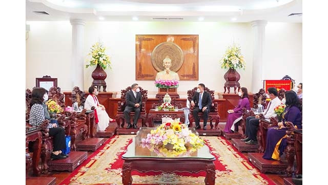 La vue général de la séance de travail entre les dirigeants de la ville de Cân Tho et l'ambassadeur philippin, Meynardo Los Banos Montealegre. Photo: Journal Thoi Dai
