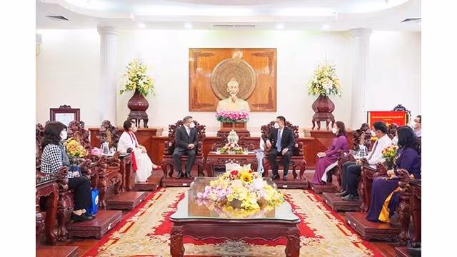 La vue général de la séance de travail entre les dirigeants de la ville de Cân Tho et l'ambassadeur philippin, Meynardo Los Banos Montealegre. Photo: Journal Thoi Dai