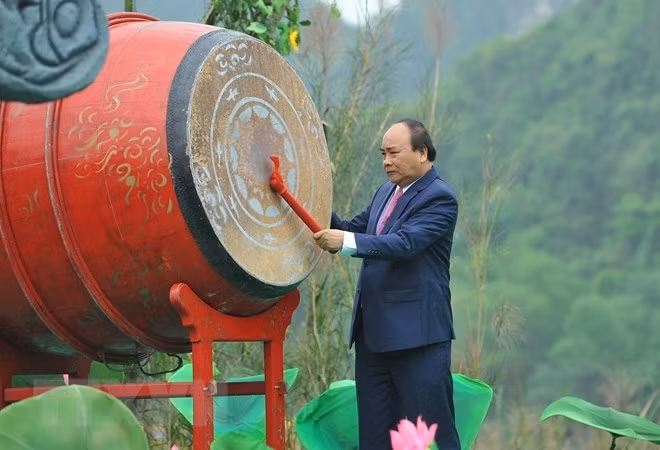 Le Premier ministre Nguyên Xuân Phuc donne le coup d’envoi de la fête de Tràng An 2018. Photo : VNA.