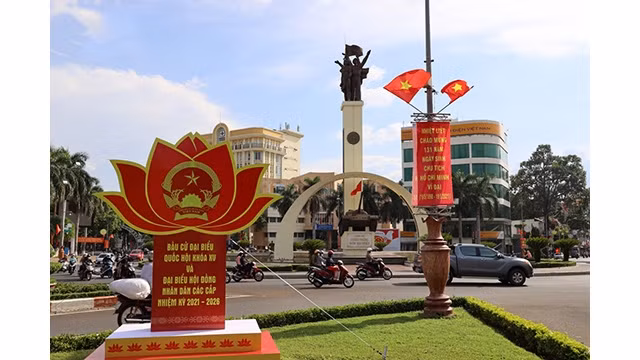 La ville de Buôn Ma Thuôt est décorée avec des drapeaux, des slogans et des bannières. Photo : VOV.