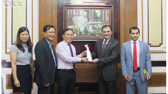 Ngô Hoài Chung, vice-directeur général de l’Administration nationale du tourisme du Vietnam (3emè à gauche) et Waleed Mohamed H.A. Al-Emadi, ambassadeur adjoint du Qatar au Vietnam (2ème à droite), le 8 août à Hanoi. Photo : baodulich.vn.