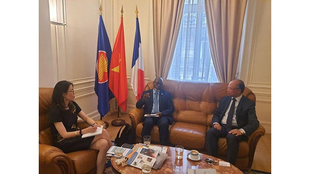 L’Ambassadeur Dinh Toàn Thang reçoit Emile-Eric Affognitodé, responsable de l’Unité Réseau des Espaces Volontariats de France Volontaires et Nguyên Thi Phuong Lan, représentante nationale et responsable de l’Espace Volontariats au Vietnam et au Laos. Photo : Journal Thoi Dai.