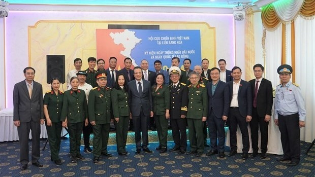 Des vétérans vietnamiens en Russie et l'abassadeur du Vietnam à Moscou, Dang Minh Khôi. Photo : VNA.