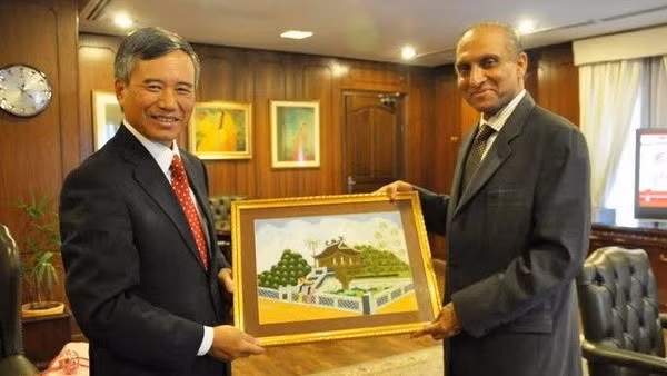 L'ambassadeur du Vietnam, Nguyên Xuân Luu a offert le vice-ministre pakistanais des AE, Aizaz Ahmad Chaudhry une peinture de la pagode sur pilotis unique brodée à la main. Photo: VNA.
