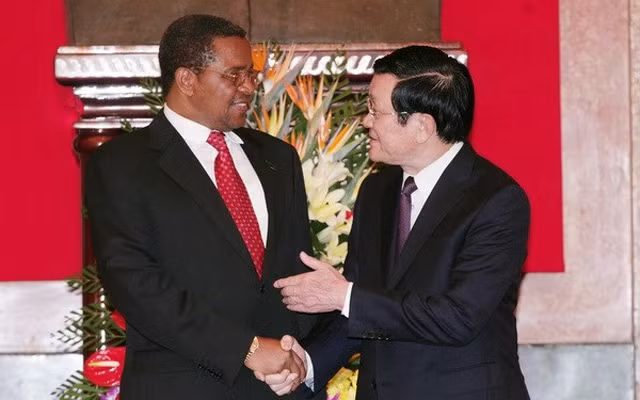 Le président Truong Tan Sang (droite) et le son homologue tanzanien, Jakaya Mrisho Kikwete (gauche) à Hanoi le 27 octobre. Photo: VNA.