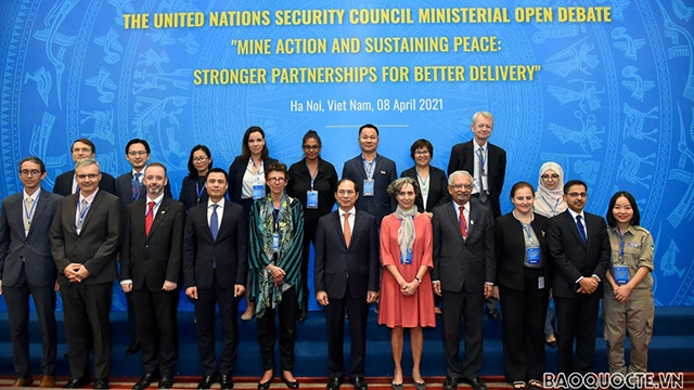 Le ministre des Affaires étrangères (AE), Bui Thanh Son, et les délégués participant au un débat public en ligne et directement à Hanoi de niveau ministériel du Conseil de sécurité sur le règlement des conséquences des bombes et des mines, ainsi que sur le maintien de la paix durable. Photo : VNA.