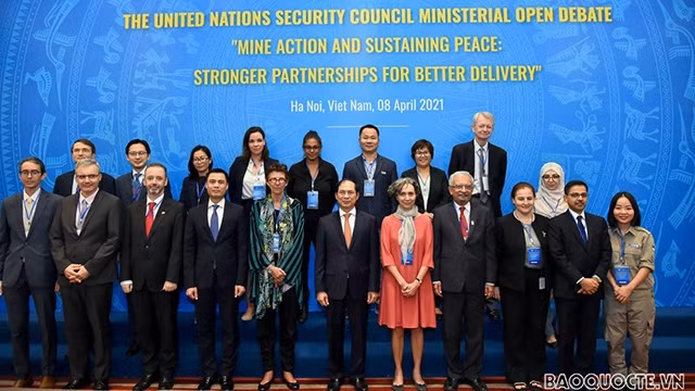 Le ministre des Affaires étrangères (AE), Bui Thanh Son, et les délégués participant au un débat public en ligne et directement à Hanoi de niveau ministériel du Conseil de sécurité sur le règlement des conséquences des bombes et des mines, ainsi que sur le maintien de la paix durable. Photo : VNA.