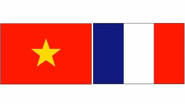 Les drapeaux du Vietnam et de la France. Photo: NDEL.
