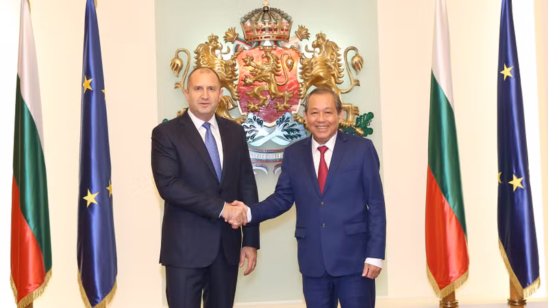 Le Vice-Premier ministre Truong Hoa Binh (à droite) et le Président bulgare Rumen Radev, le 1er octobre à Sofia. Photo : VGP.
