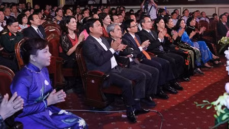 Les dirigeants du Parti et de l’État vietnamiens au programme artistiques «Ensemble pour la santé des femmes vietnamiennes». Photo: VGP.