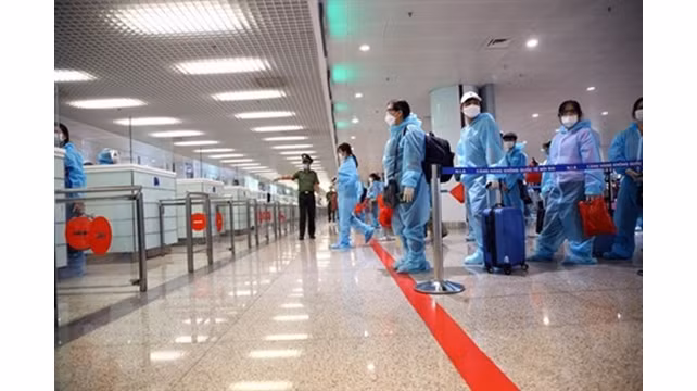Le 1 095e patient est un expert russe de 49 ans qui a été mis en quarantaine dès son arrivée au Vietnam. Photo : VNA.