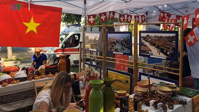 Le stand vietnamien lors de la Journée francophone dans la rue 2019 en Ukraine. Photo : VOV.