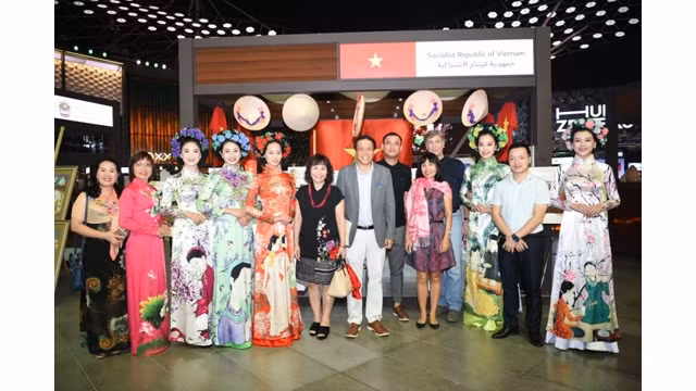 L’ambassadeur du Vietnam aux EAU Trinh Vinh Quang et les artistes vietnamiens.Photo: baoquocte.vn