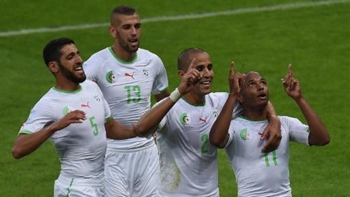 Le milieu algérien Yacine Brahimi (droite) célèbre son but avec son capitaine Madjid Bougherra ainsi que Rafik Halliche (gauche) et Islam Slimani (2e, gauche), également buteurs lors de la victoire contre la Corée du Sud (4-2), le 22 juin, à Porto Alegre. Photo: CVN.
