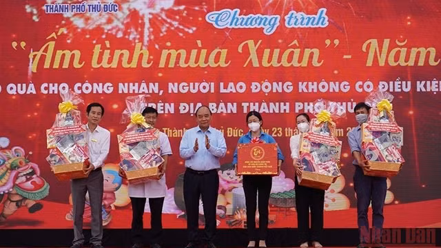 Le Président Nguyên Xuân Phuc remet des cadeaux à des médecins et fonctionnaires en situation difficile ayant eu des contributions importantes à la réponse à l’épidémie. Photo : VNA.