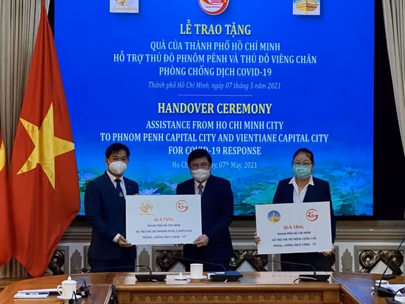 Cérémonie de remise des fournitures d'assistance. Photo : Tuoitre.