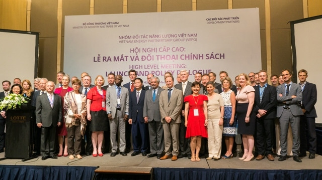 Les représentants prennent la photo souvenir. Photo: Trung Hung/NDEL.