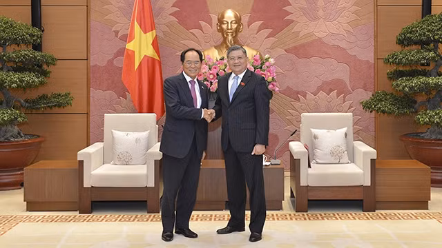 Le président de la Commission des relations extérieures de l’Assemblée nationale, Nguyên Van Giau (à droite), et l’ambassadeur sud-coréen au Vietnam, Park Noh-Wan. Photo: quochoi.vn