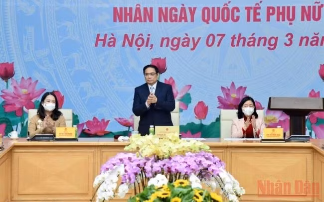 Le Premier ministre Pham Minh Chinh (debout) lors d’une rencontre tenue lundi 7 mars à Hanoi à la veille de la Journée internationale des femmes. Photo : Tran Hai/NDEL