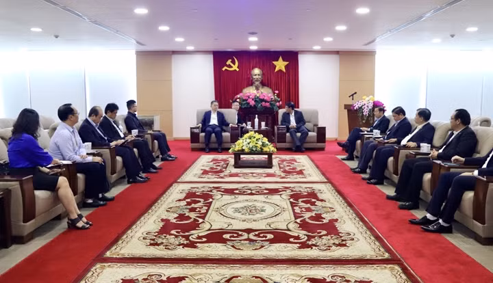 Rencontre entre le président de Sharp, Yoshihiro Hashimoto, et les autorités de la province de Binh Duong. Photo : binhduong.gov.vn
