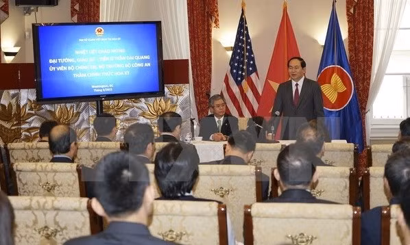 Le ministre de la Sécurité publique vietnamien, Trân Dai Quang (debout), travaille avec l'Ambasade du Vietnam aux États-Unis. Photo: VNA.